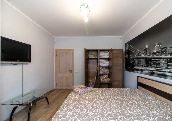 1-к квартира на добу у Києві, вул. Богатирська 6а, 3 поверх