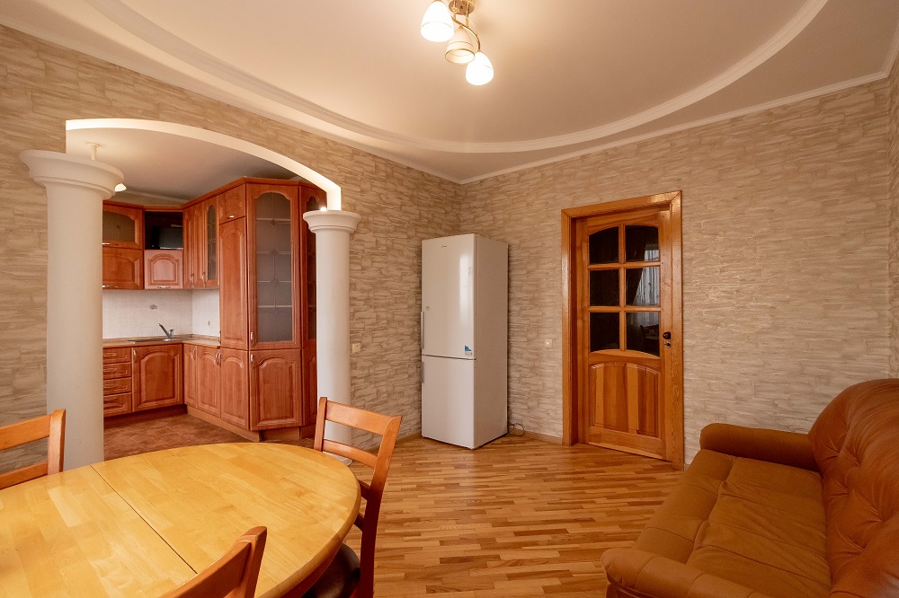 3-к. квартира на добу в Києві. вул. Озерна 8 (для навігації – район Оболонь)