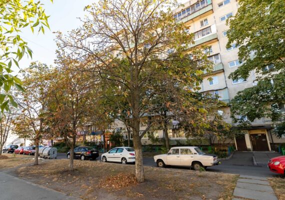 2-к. квартира на добу у Києві. вул. О. Архипенка 4