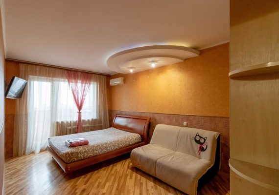 3-к. квартира на добу в Києві. вул. Озерна 8 (для навігації – район Оболонь)