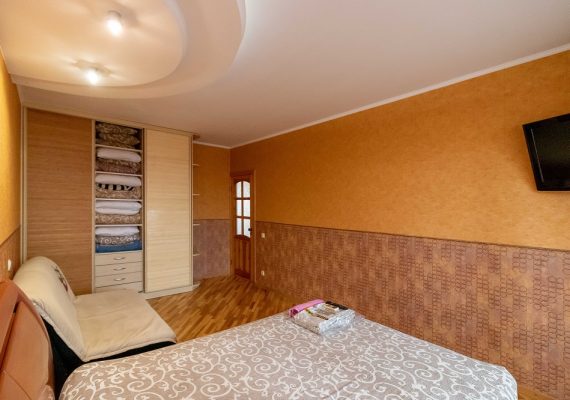 3-к. квартира на добу в Києві. вул. Озерна 8 (для навігації – район Оболонь)