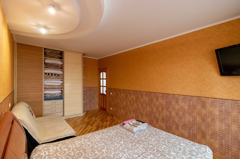 3-к. квартира на добу в Києві. вул. Озерна 8 (для навігації – район Оболонь)