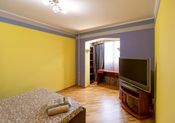 3-к. квартира на добу в Києві. вул. Озерна 8 (для навігації – район Оболонь)