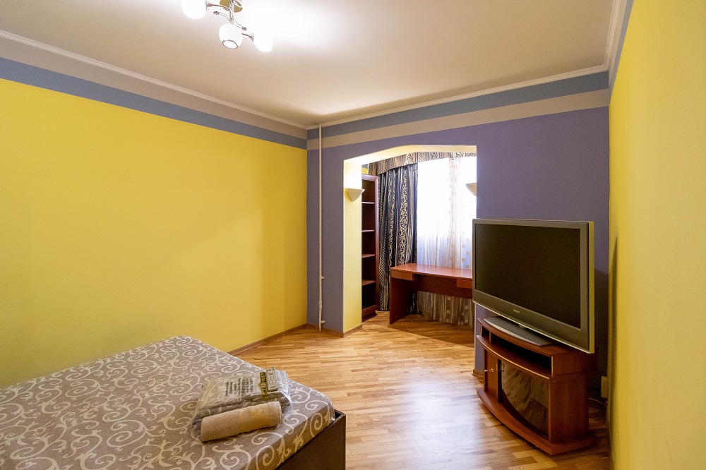 3-к. квартира на добу в Києві. вул. Озерна 8 (для навігації – район Оболонь)