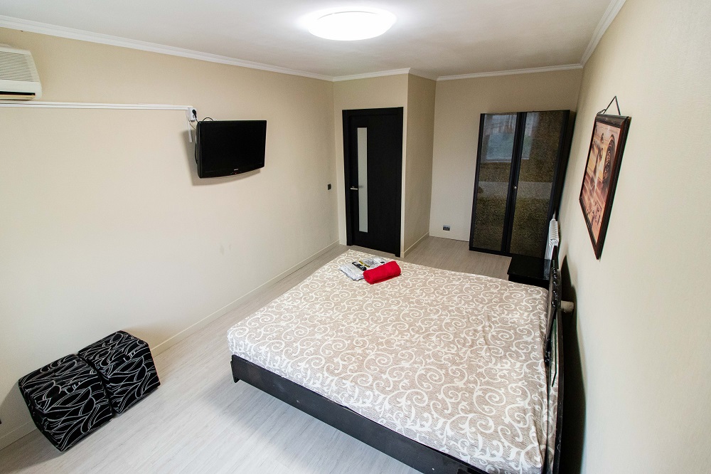 3-к.квартира подобово в Києві, вул. Прирічна 5